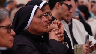 Mourners gather in Rome to honor Pope Francis after his death - Fox News