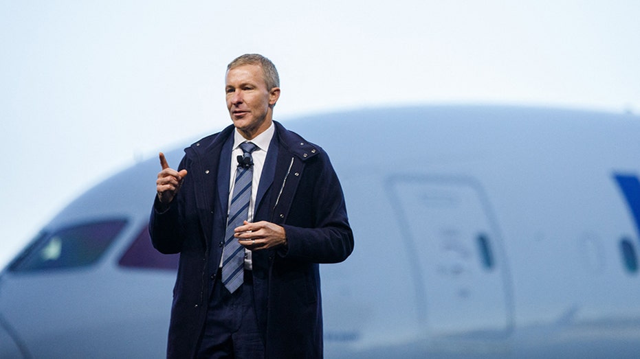 United Airlines CEO Scott Kirby pointing