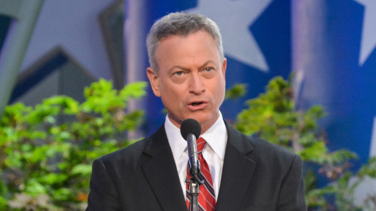Gary Sinise speaking on stage